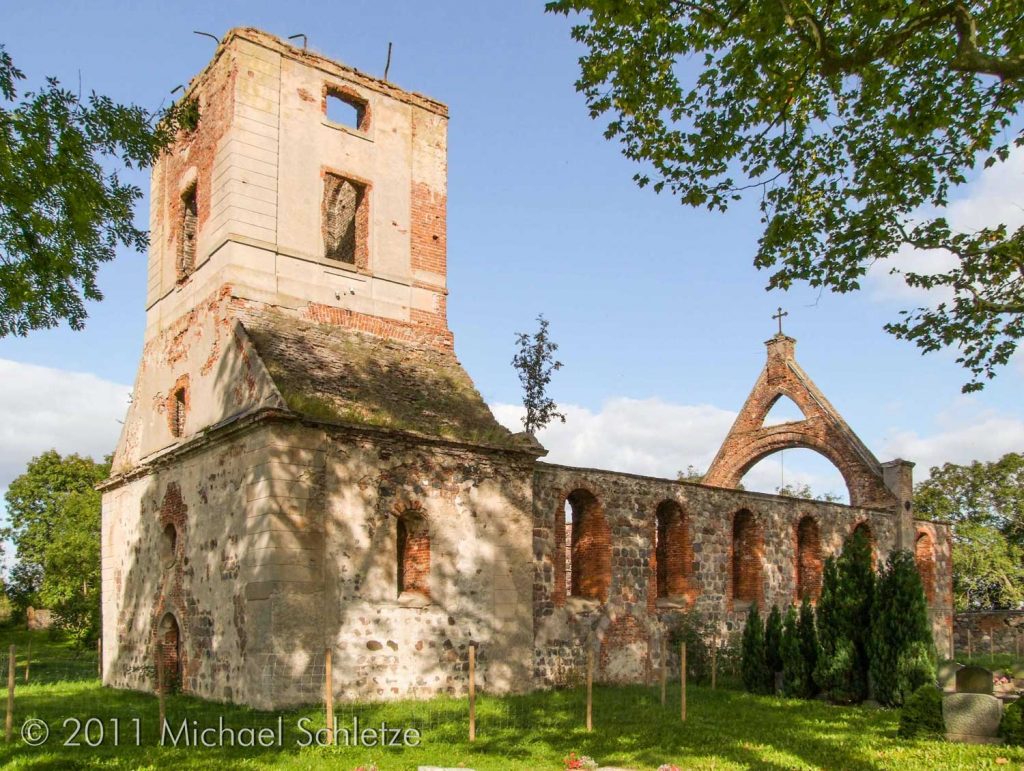 Barock umgebaut und am Ende des letzten Krieges ausgebrannt: Dorfkirche Flieth von Südwesten