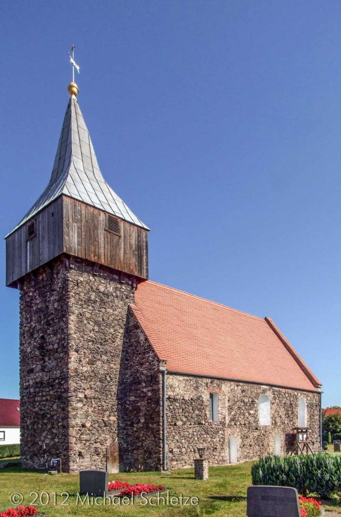Dorfkirche Grießen mit ausgefallenem Turmobergeschoss