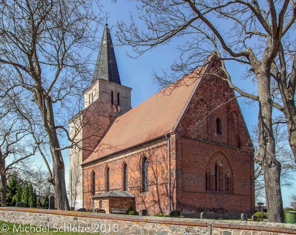 Eine der ältesten, vielleicht die älteste, Backsteindorfkirche in der Uckermark: Ansicht von Süden