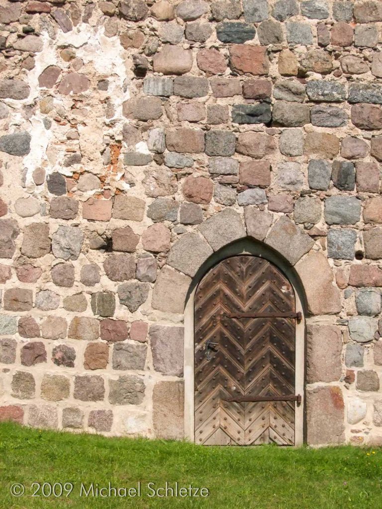 Portal und zugesetztes Fenster auf der Südseite
