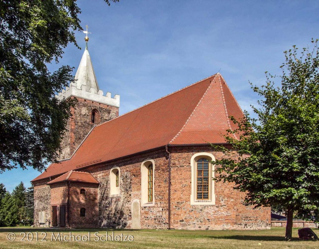 Dorfkirche Kahren von Suedosten: Wesentlich geprägt durch barocke Änderungen