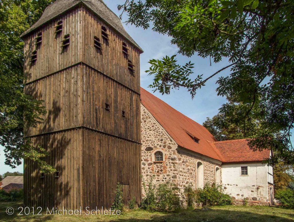 Mittelalterlicher Feldsteinsaal und Holzturm mit barocker Haube: Dorfkirche Kalkwitz von Südwesten
