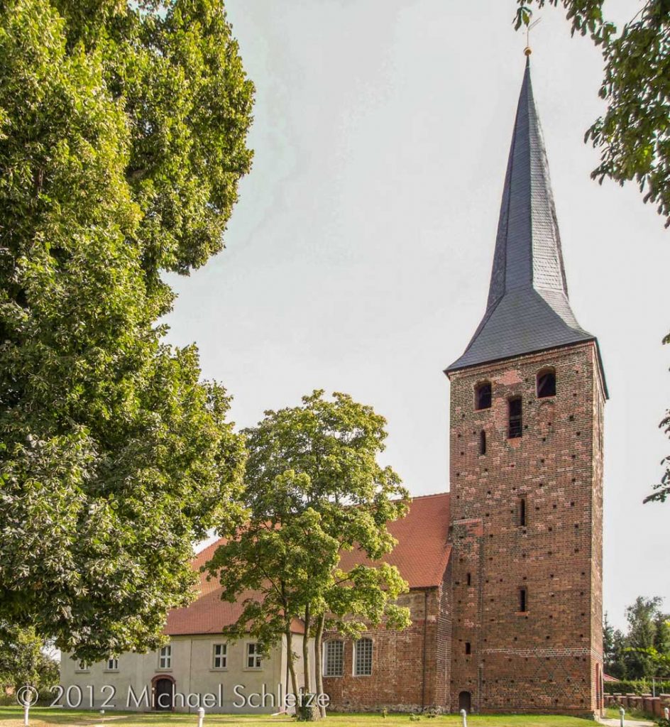 Dorfkirche Krieschow mit doppelter Patronatsloge auf der Nordseite des Schiffs