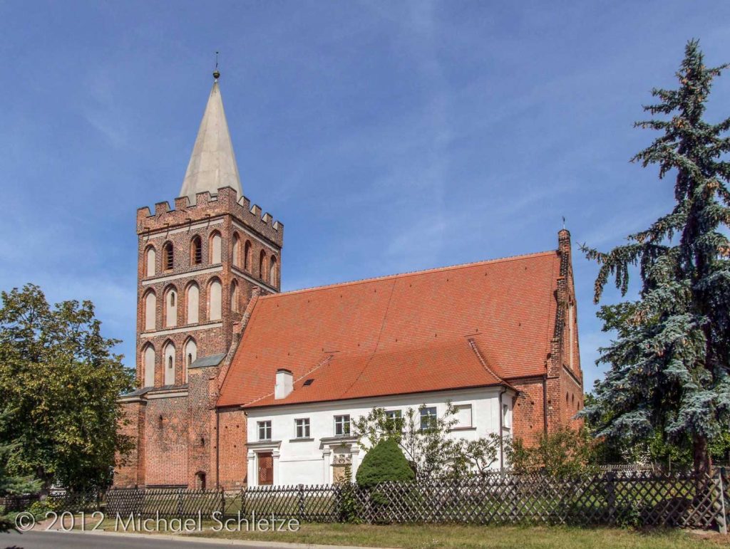 Dorfkirche Papitz mit barockem Logenanbau auf der Südseite