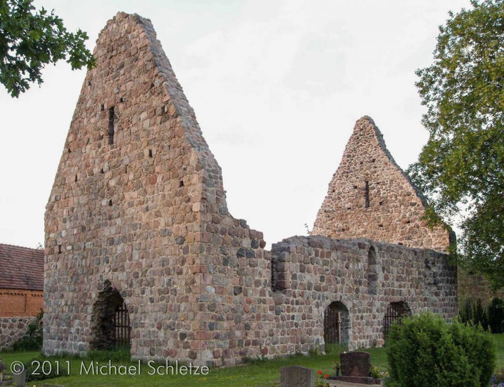 In der Ruine konserviert: Die typische Uckermärkische Feldsteinkirche des 13. Jahrhunderts