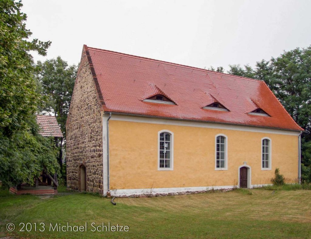 Saßlebens Dorfkirche: Ein größtenteils verputzter Rechtecksaal. Ansicht von Südwesten