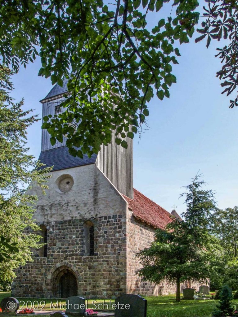 Vom Friedhof umgeben: Die Dorfkirche in Sternhagen