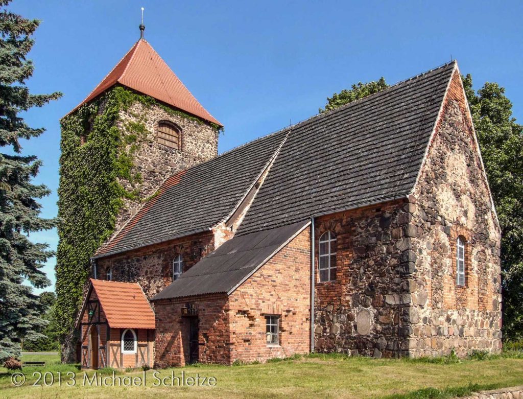 Ein Feldsteinbau wohl des 14. Jahrhunderts: Die Terpter Dorfkirche von Südosten