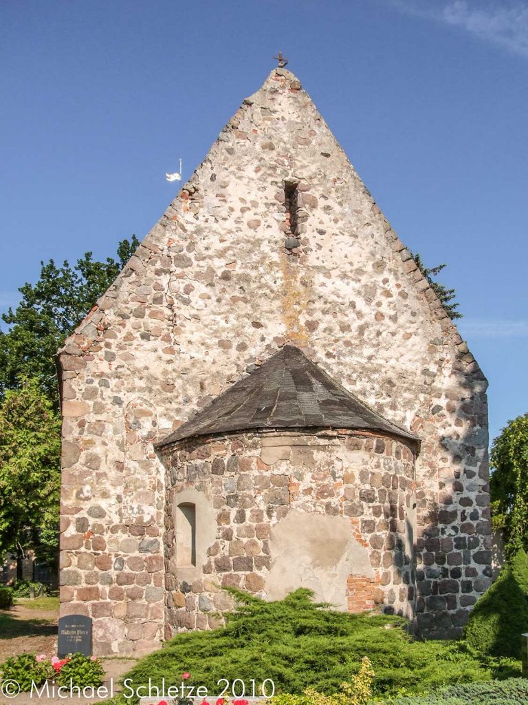 Kleiner Rechtecksaal und halbrunde Apsis: Die Kirche von Bölkendorf