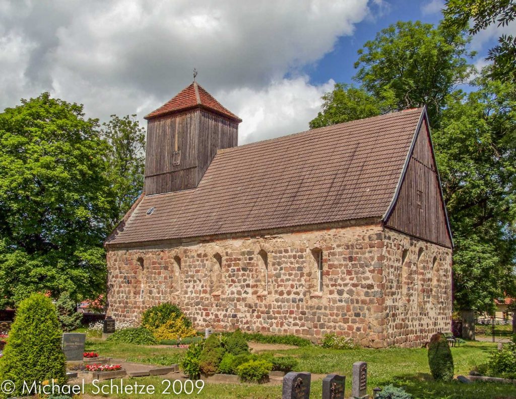 Die kleine Kirche des Burgmannendorfs Bruchhagen von Südwesten