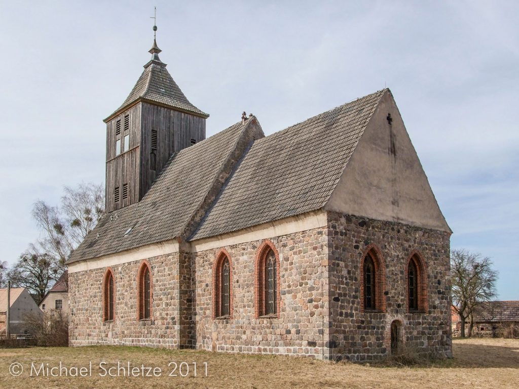 Groß-Ziethens Dorfkirche mit den neogotisch veränderten Fenstern von Südosten
