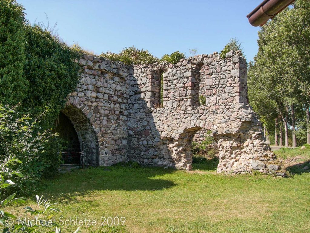 Liefert heute gutes Studienmaterial für den aufbau mittelalterlichen Feldsteinmauerwerks: Die Kirchenruine in Groß Sperrenwalde