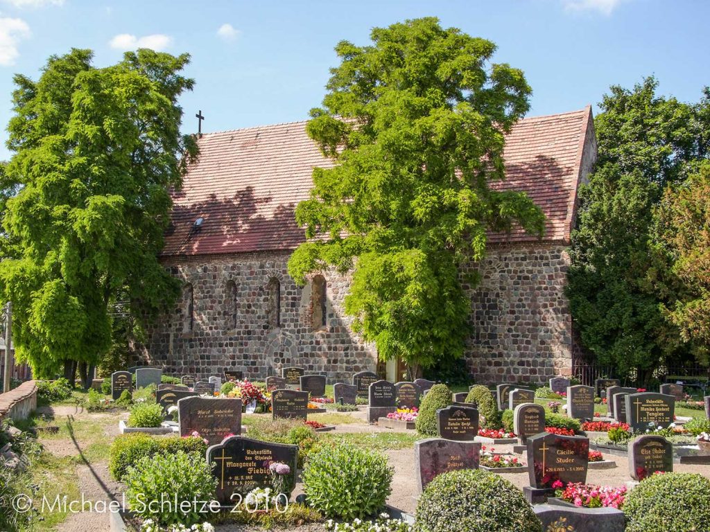 Vom Friedhof umgeben: Hohenlandins Dorfkirche von Süden
