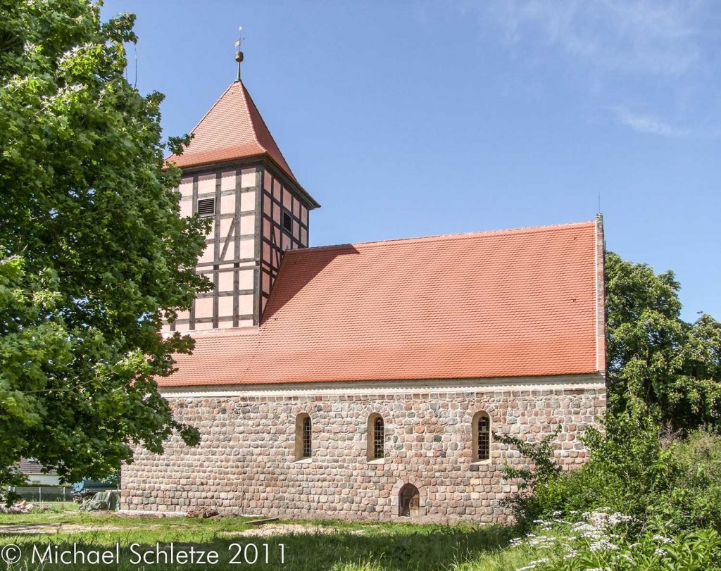 Die Südseite vermittelt ein anschauliches Bild originaler frühgotischer Kirchenarchitektur auf dem Land