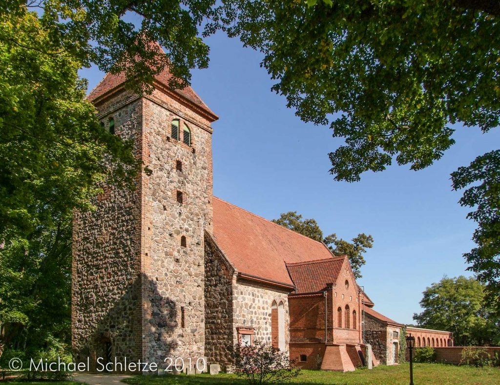 Typisch für das späte Mittelalter: Der eingezogene Turm mit Backsteinkanten