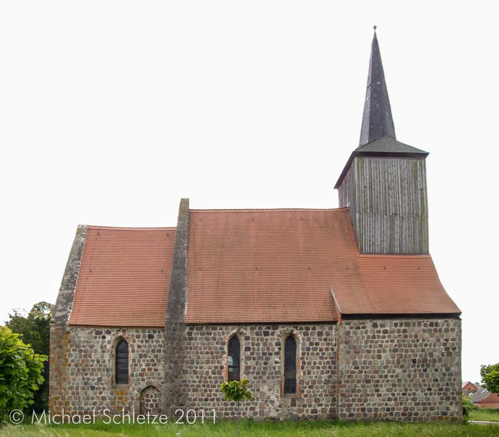 Turm, Schiff, Chor: Die dreigliedrige Anlage der Schapower Dorfkirche von Norden