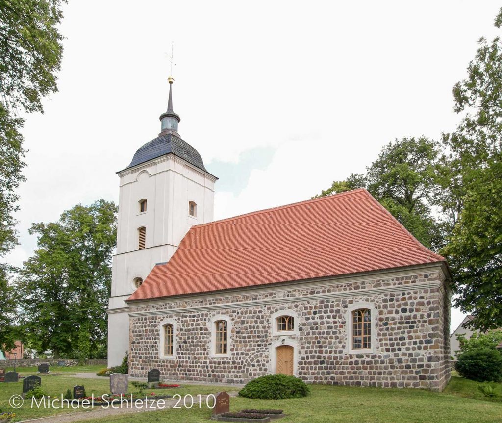Barocker Turm und hochmittelalterliches Schiff: Die Schmargendorfer Kirche von Südosten