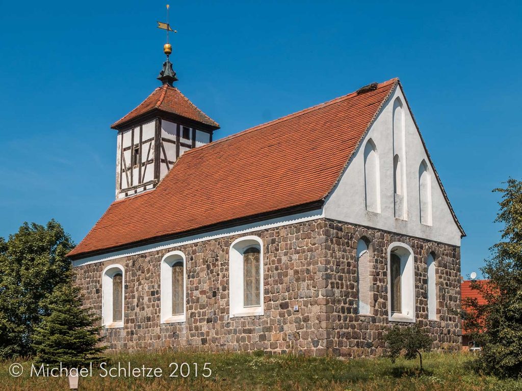 Leicht erhöht über dem Dorf: Die Kirche von Serwest