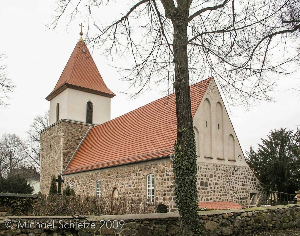 Blankenburgs Kirche von Südosten. Die Blenden im Giebel dürften im späten Mittelalter hinzu gekommen sein