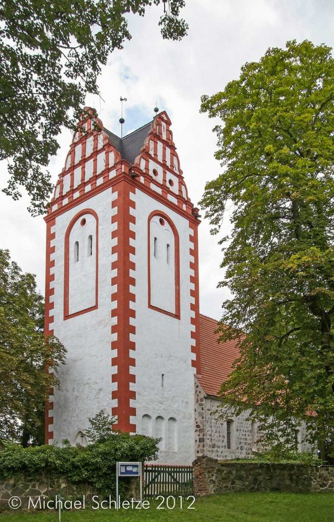 Dorfkirche Kliestow von Südwesten: Turmgiebel aus der Spätrenaissance