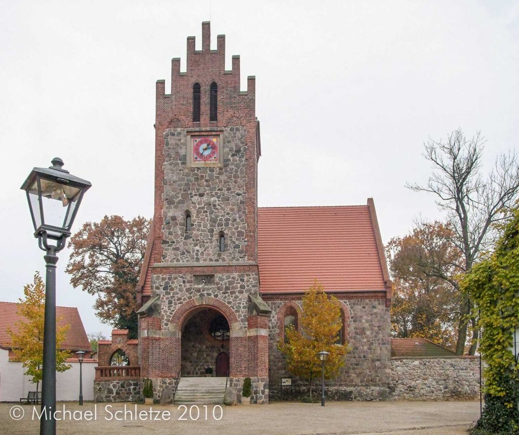 Der neogotische Südturm verbirgt fast den gotischen Bau