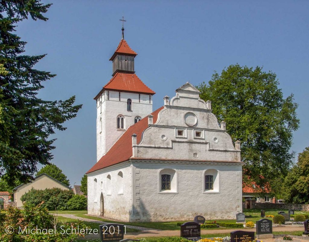 Einer der in Brandenburg seltenen Renaissancegiebel an Dorfkirchen