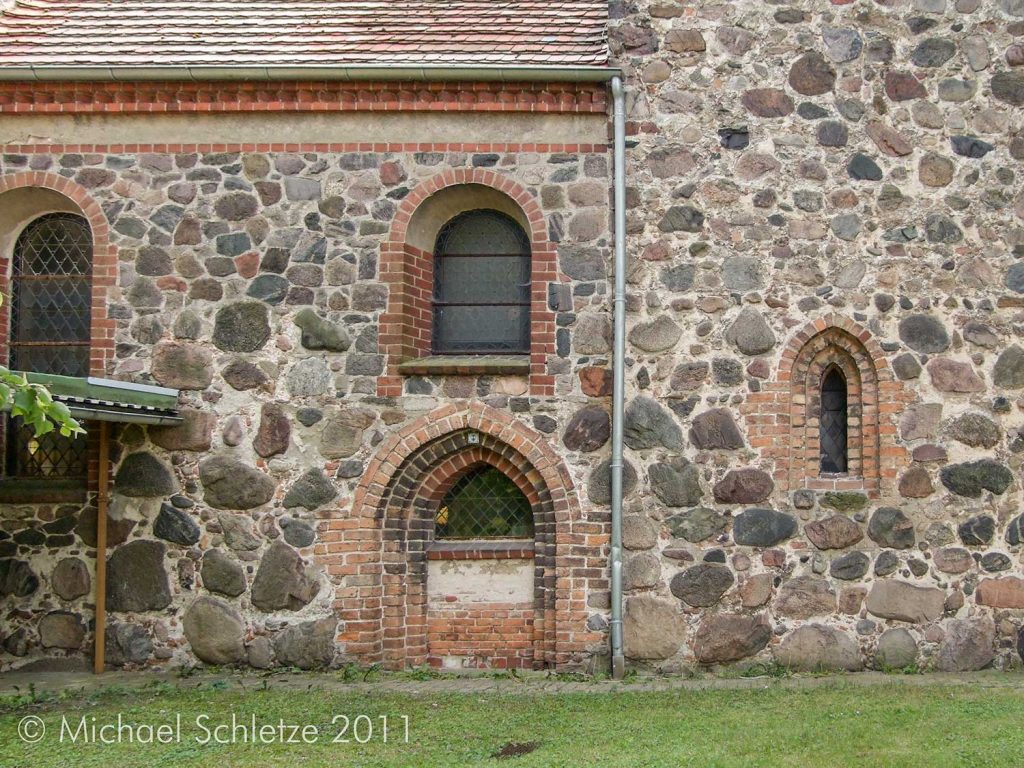 Fenster, Portal und die unteren Partien des Mauerwerks: Reste des spätgotischen Kirchenbaus