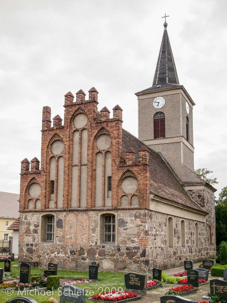Blickfang Staffelgiebel: Die Derwitzer Kirche von Nordosten