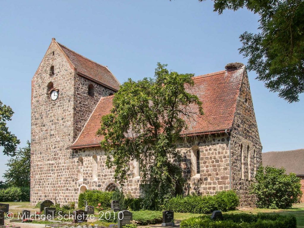 Fast Mittelalter pur: Drewens Dorfkirche von Südosten