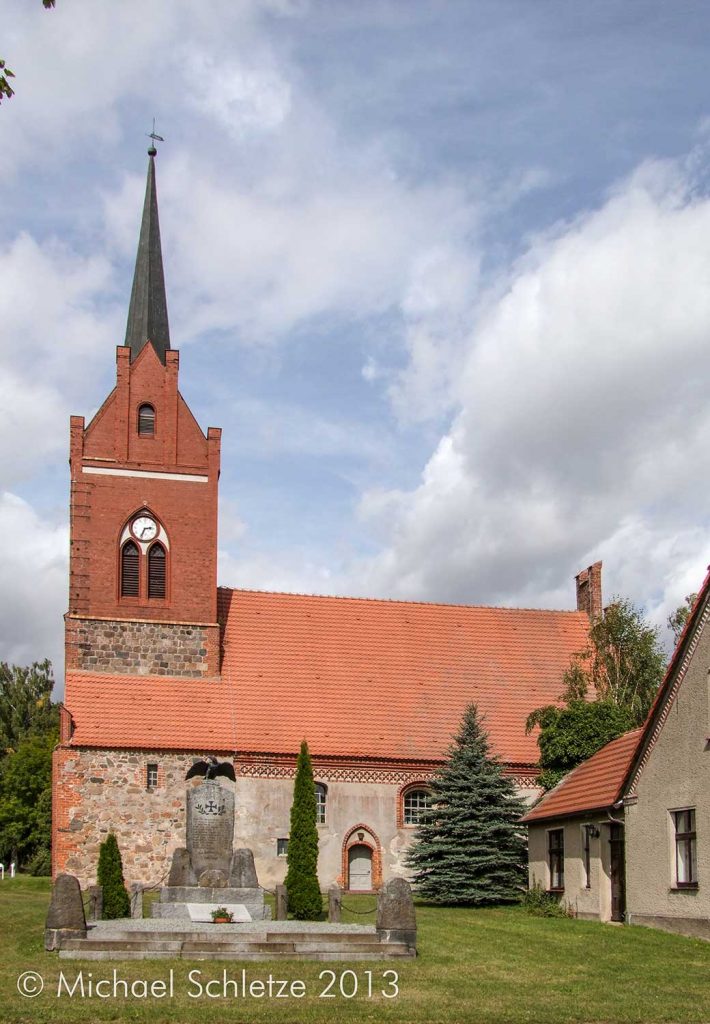 Spätgotische Kirche mit neugotischem Turm: Ansicht von Süden
