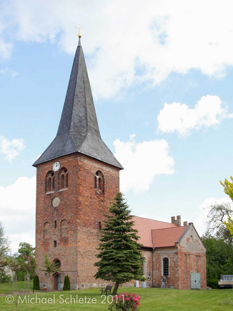 Spätgotische Backsteinkirche, die in der Neuzeit einen kreuzförmigen Grundriss bekam