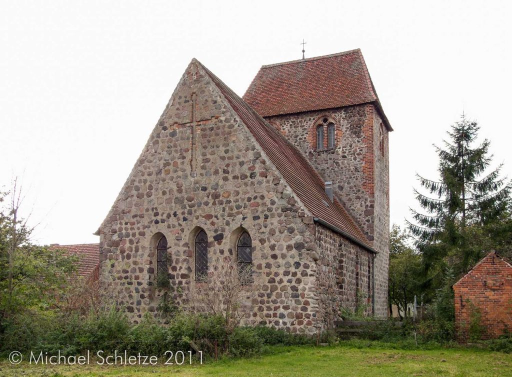 Dorfkirche Garz mit Dreifenstergruppe und Blendkreuz im Osten