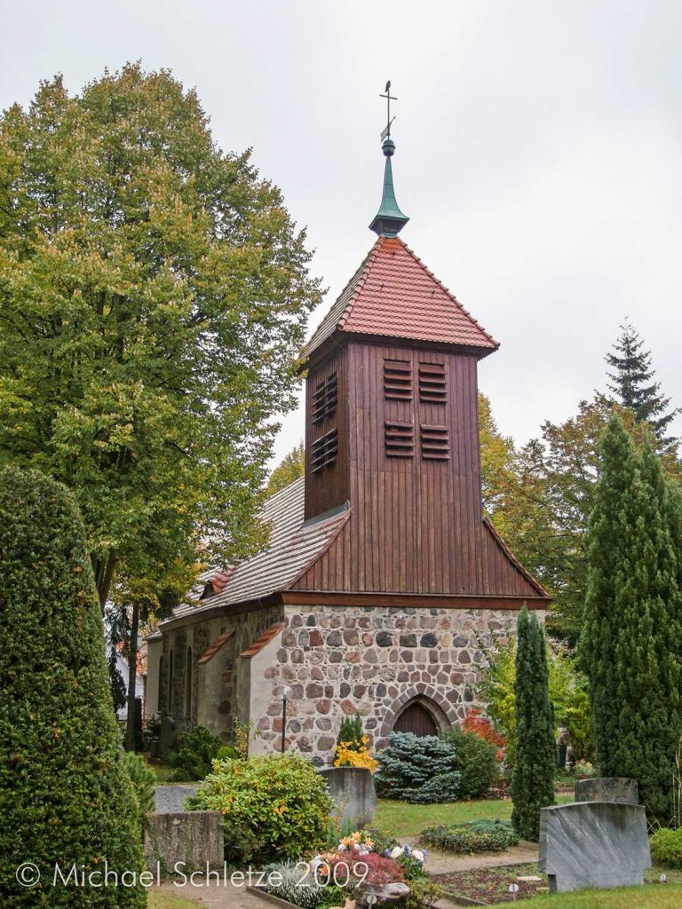 Mit Spuren mehrfacher Umbauten: Gatows Dorfkirche inmitteln des Friedhofs