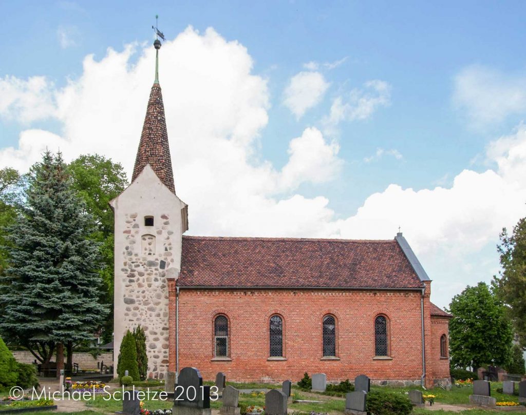 Spätmittelalterlicher Feldsteinturm und neoromanisches Schiff mit Apsis: Dorfkirche Göttin von Süden