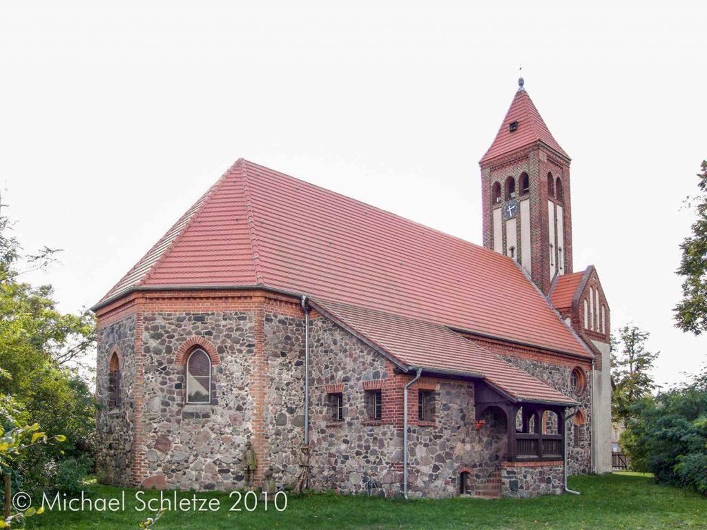 Der polygonale Ostabschluss ist ein deutliches Merkmal des ausklingenden Mittelalters: Die Kirche wurde 1598 geweiht