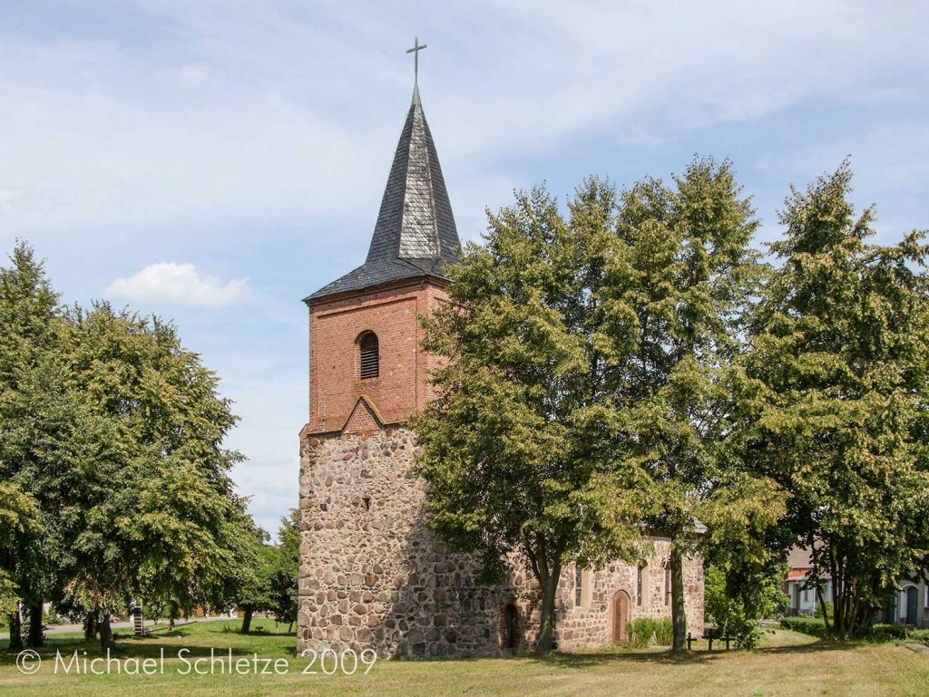 Mitten auf dem Anger: Die kleine Dorfkirche mit ihrem Schieferhelm