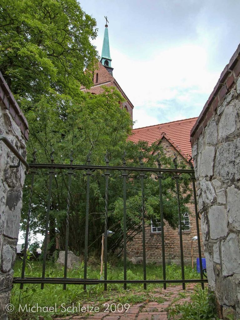 Verborgen in der Vorstadtlandschaft: Die Dorfkirche von Heinersdorf