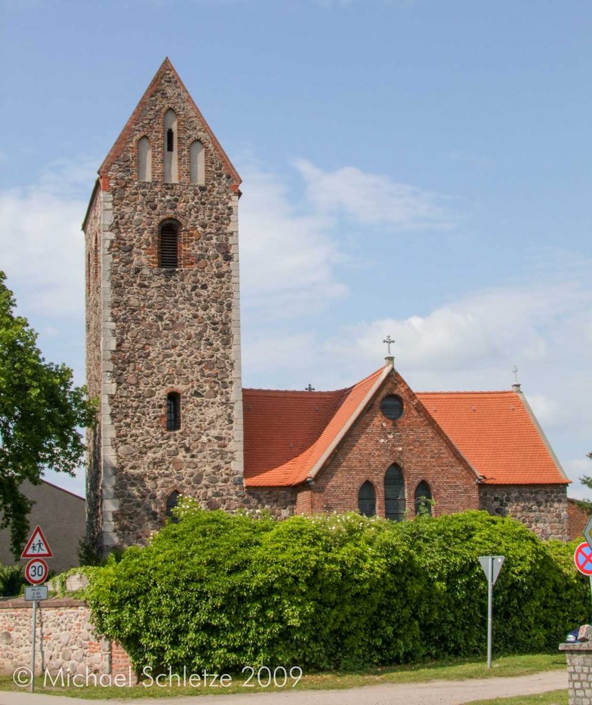 Spätmittelalterlicher Feldsteinturm und neuzeitliches Backsteinquerschiff