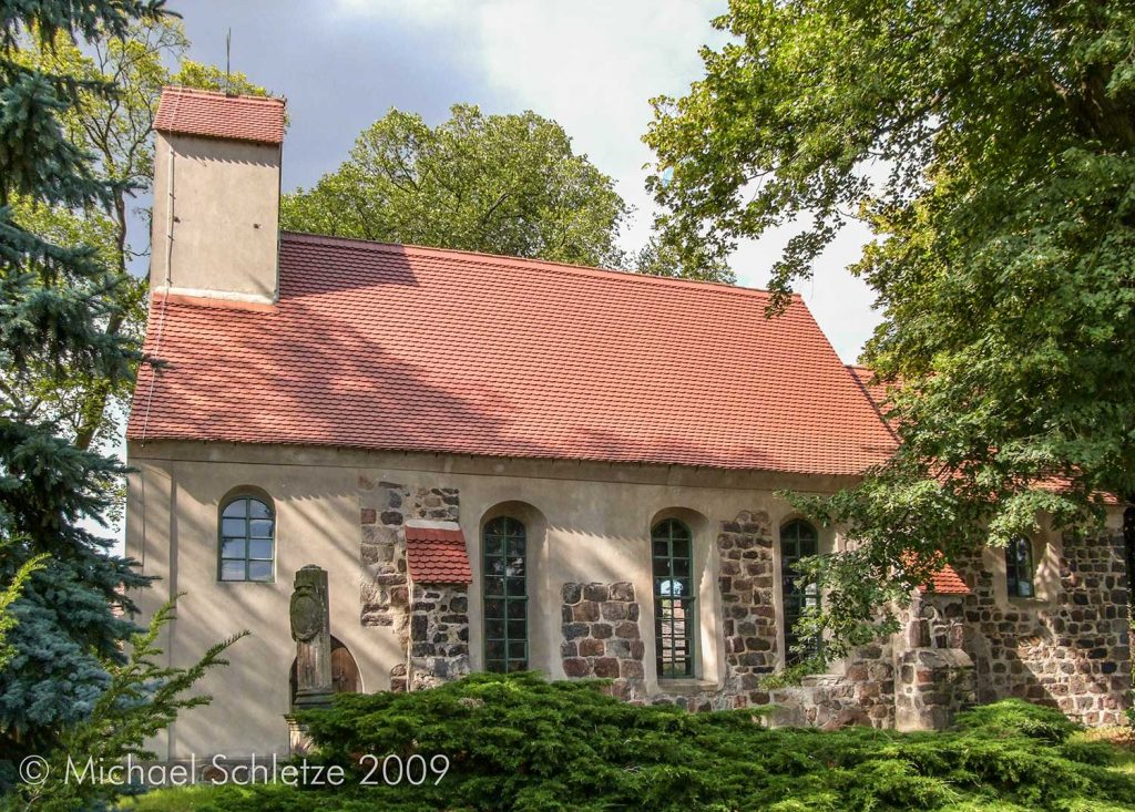 Im 19. Jahrhundert nach Westen erweitert: Die Hohenahlsdorfer Kirche von Süden