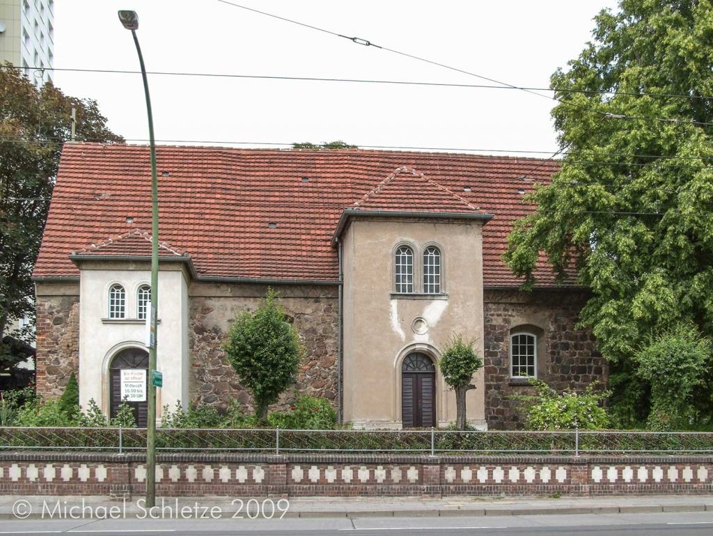 Dorfkirche Hohenschönhausen von Süden: Die neuzeitlichen Anbauten stören das mittelalterliche Erscheinungsbild