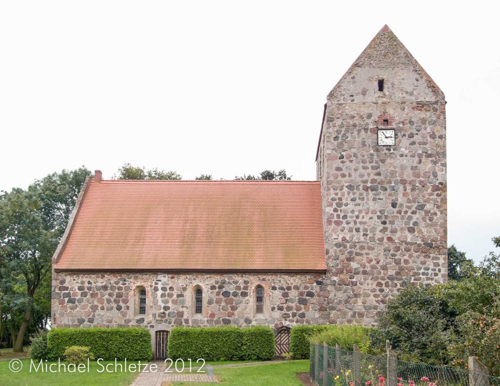 Holzhausen Südseite: Typische Frühgotische Kirche in der Prignitz