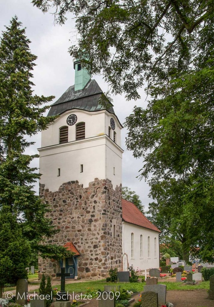 Mittelalterlicher Turm mit neubarockem Abschluss