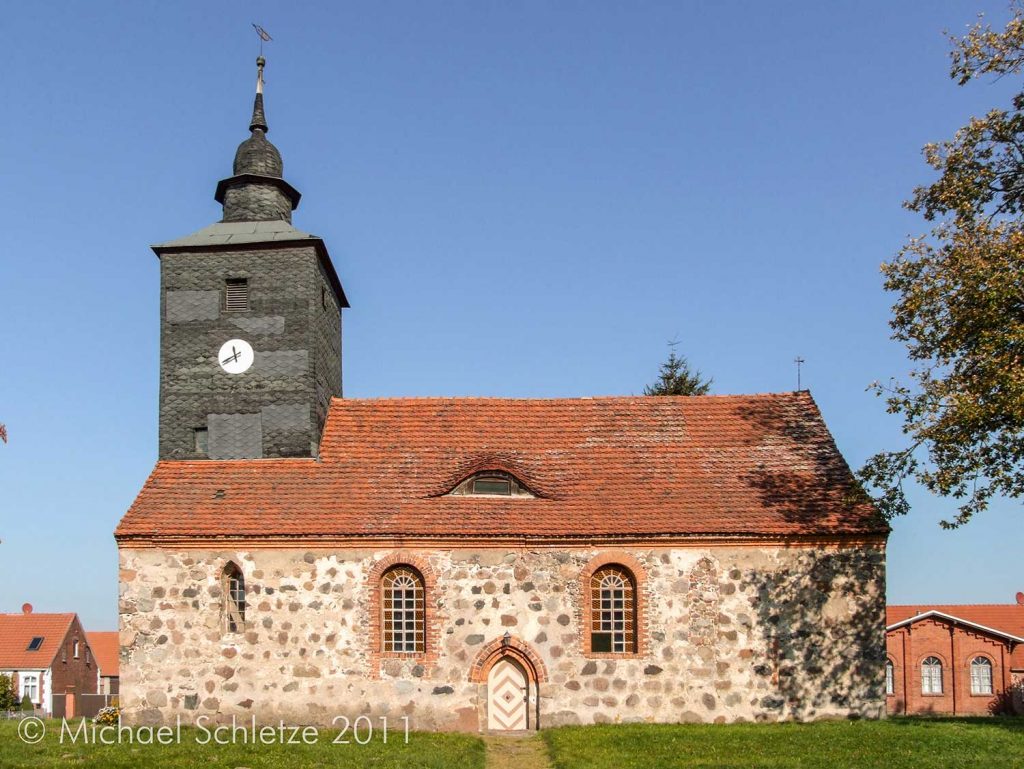Ein einfacher Rechtecksaal des 14. Jahrhunderts: Die Kemnitzer Dorfkirche von Süden
