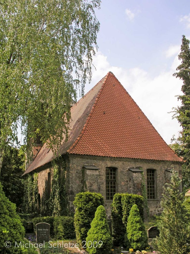 Klein Schönebecks Kirche von Südosten: Die Strebepfeiler dürften im Barock dazu gekommen sein