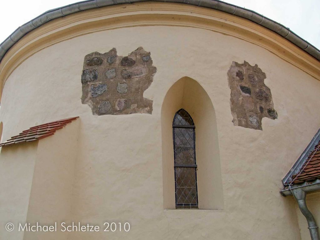 Grundriss, Fenster und Mauerwerk sprechen für eine Datierung ins 15. oder 16. Jahrhundert