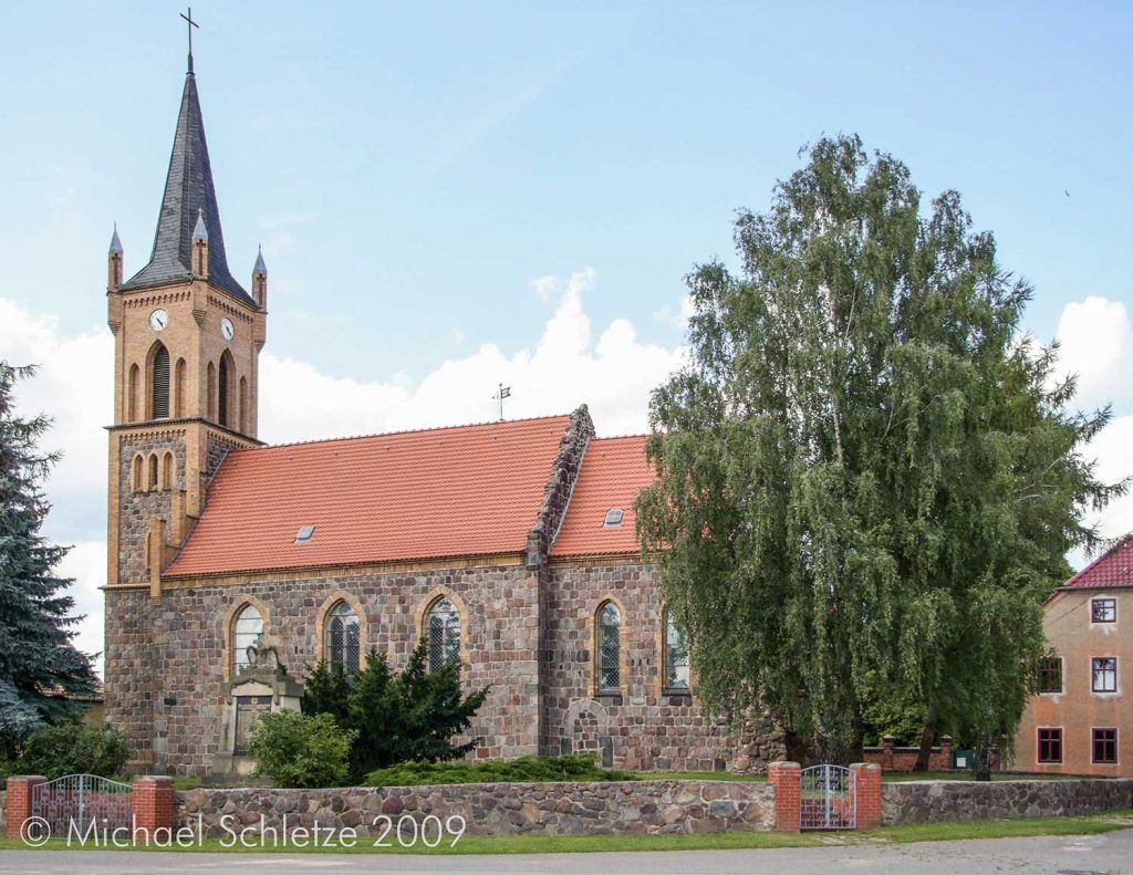 Umfassend im 19. Jahrhundert erneuerte: Die Langenlipsdorfer Kirche von Süden