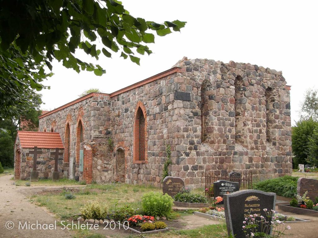 Dorfkirche Mallnow: Der Krieg ließ nur die Außenmauern