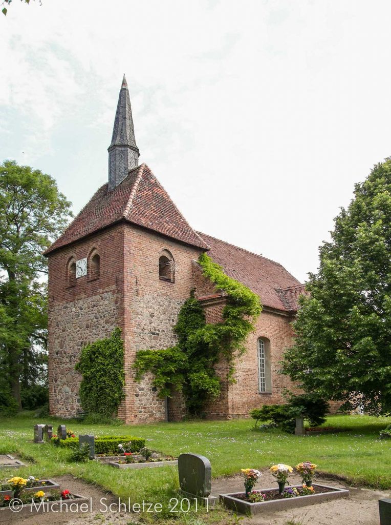 Spätmittelalterlicher Westturm und barockes Schiff: Die Dorfkirche von Markau