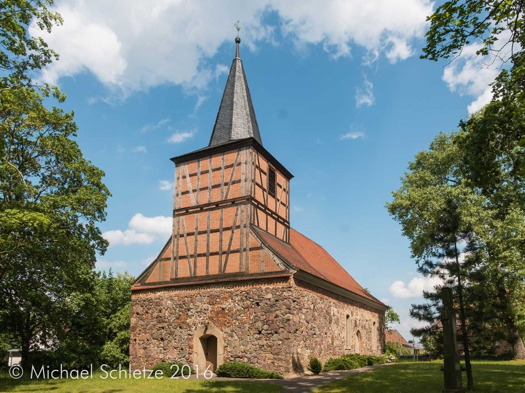 Spätmittelalterliche Feldsteinkirche mit barockem Dachturm: Ansicht von Südwesten