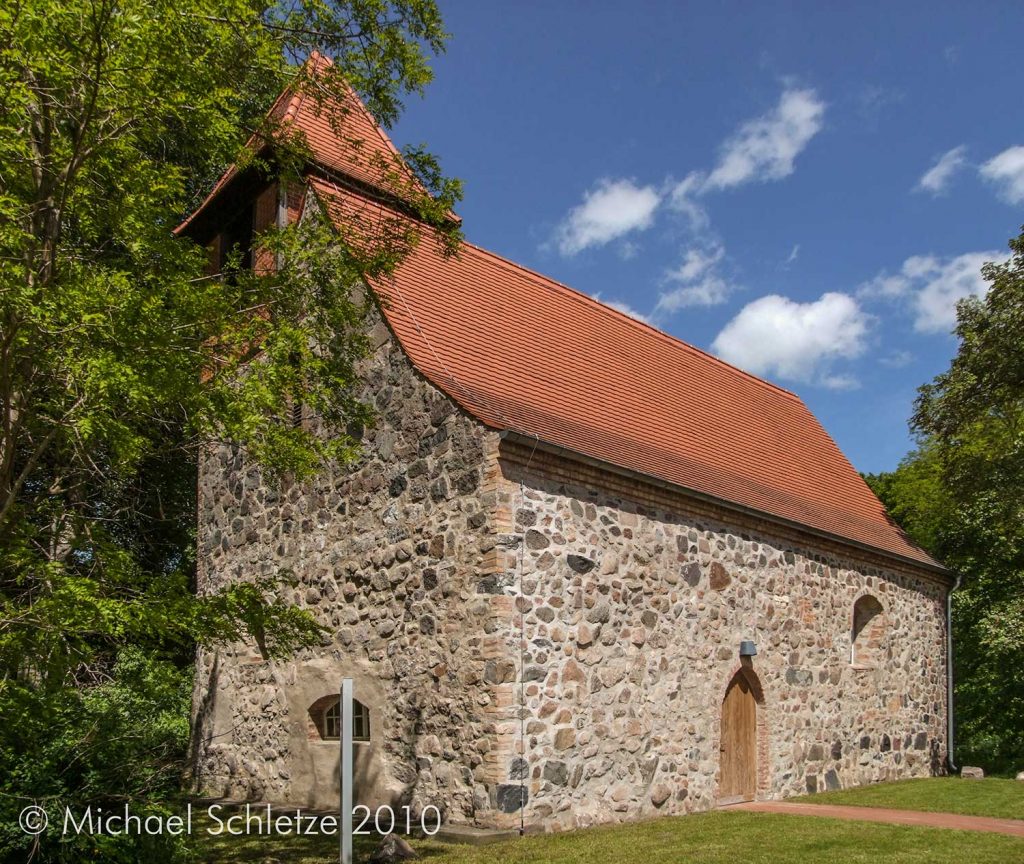  Hat die rustikale Erscheinung einer mittelalterlichen Feldsteinkirche aber ist es nicht: Das kleine Gotteshaus von Möglin 
